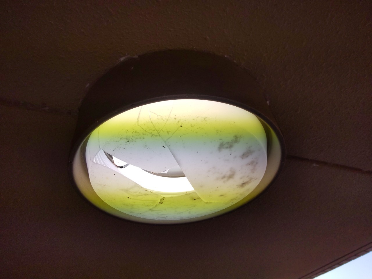照明器具交換　天井直付型・壁直付型　LED（昼白色）　シーリングライト　拡散タイプ　LEDフラットランプ交換型・防湿型・防雨型　丸形蛍光灯30形1灯器具相当　LGW51707YCF1　【京都市北区】