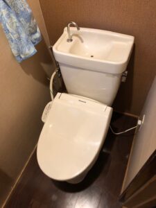 今回は京都市北区のお客様よりトイレ交換のご依頼を頂きました😊【Panasonic　CS232BM+SH233+DL-RSTK20　】