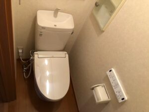 今回は京都市北区衣笠のお客様よりトイレ交換のご依頼を頂きました😊リクシル　アメージュ便器 手洗い付き  オフホワイト  YBC-Z30S+YDT-Z380 BN8