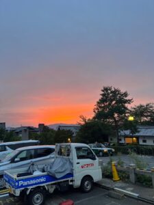 京の夏　夕焼けとワットムセン号