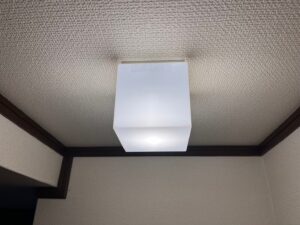 今回は京都市長岡京市のオーナー様より「貸家のトイレの明器具を修理してほしい」とのご相談いただきました😊【DAIKO ダイコー　DBK-37171 角型照明】