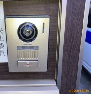 今回は京都市北区のお客様よりドアフォン交換のご依頼を頂きました😊パナソニック テレビドアホン（電源コード式）VL-SE35KLA