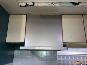 今回は京都市北区のお客様よりレンジフード交換工事のご依頼を頂きました😊パナソニック　レンジフード「スマートスクエアフード」FY-6HGC5-S