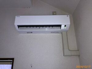 今回は京都市左京区のお客様よりエアコン交換のご依頼を頂きました😊ダイキン エアコン ８畳用 Ｅシリーズ ２０２４年モデル　ストリーマ空気清浄搭載　S254ATES-W