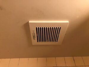 今回は京都市左京区の不動産管理会社様より浴室換気扇交換のご依頼を頂きました✨