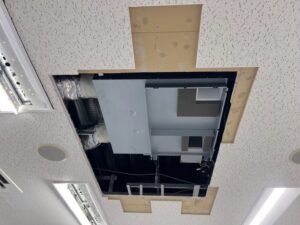 今回は京都市北区の法人様より「ロスナイより金属音がする」とのことで熱交換機交換のご依頼を頂きました😊熱交換気ユニット天吊カセット形標準タイプ  パナソニック FY-250ZB5