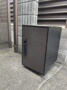 今回は京都市北区のお客様より宅配ボックスを設置してほしいとのご依頼を頂きました😊宅配ボックス