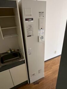 今回は京都市左京区のオーナー様より電気温水器交換のご依頼を頂きました😊三菱電機 電気温水器 給湯専用タイプ 角形  SRG-151G