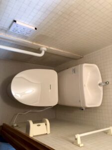 今回は京都市北区のお客様よりトイレ交換のご依頼を頂きました♪ ＴＯＴＯ ピュアレストＱＲ 手洗付き + パナソニック ビューティトワレ  CS232BM+SH233BA 定価135,700円+ DL-RSTK20