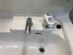 今回は京都市北区のお客様より洗面台水栓交換のご依頼を頂きました😊TOTO　TL834EGR　台付きシングル混合水栓