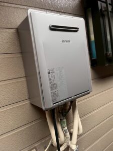 今回は京都市上京区のお客様よりガス給湯器交換のご依頼を頂きました😊Rinnai　リンナイ オート 壁掛け 24号 エコジョーズ オート ふろ自動タイプガス給湯器　  RUF-K246SAW(A) 