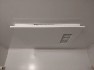 今回は京都市下京区の不動産管理会社様より浴室換気扇交換のご依頼を頂きました😊三菱電機　バス乾 [本体]24時間換気機能付換気扇 ＤＣモータータイプV-143BZLT6