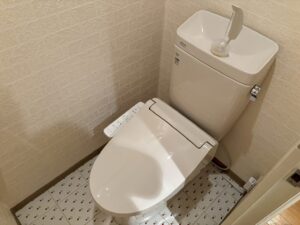 今回は京都市中京区のお客様より「トイレから水漏れしてるのですぐに見に来てほしい」とのことで、トイレ交換のご依頼を頂きました😊リクシル YBC- Z30H + YDT-Z380H BN8