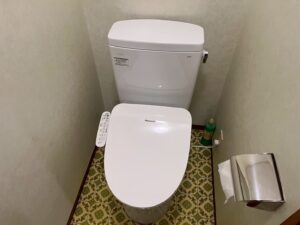 今回は京都市北区のお客様よりトイレ交換のご依頼を頂きました♪TOTO ピュアレストＱＲ リモデル 手洗付き   CS232BM + SH233BA NW1  + CH951S
