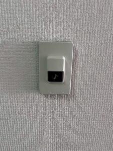 今回は京都市上京区の不動産管理会社様より玄関チャイム交換のご依頼を頂きました😊パナソニック チャイム用押釦(ブリスタパック) EG331P