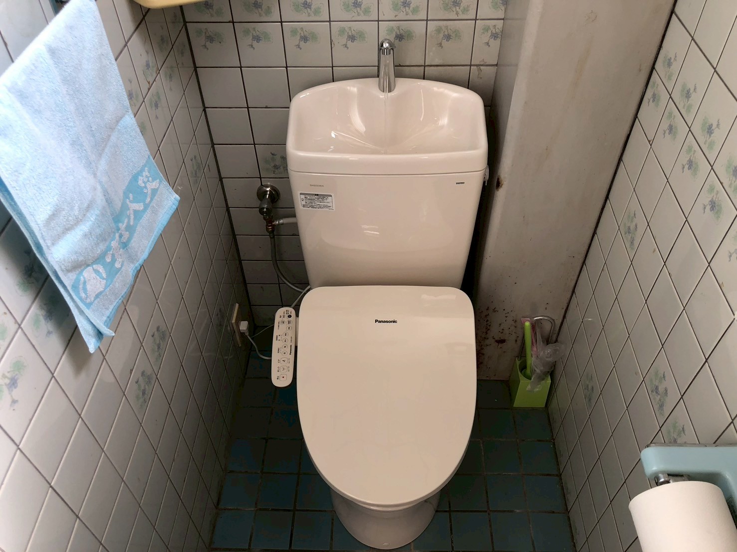 今回は京都市上京区のお客様より「ウオシュレットは壊れた」とのことでトイレ交換のご依頼を頂きました♪TOTO ピュアレストQR リモデル 手洗い付き+Panasonic ビューティ・トワレ貯湯式CS232BM+SH233BA+CH951S トイレ交換工事 【京都市上京区】