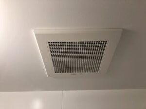 今回は京都市右京区のマンション管理会社様より浴室換気扇交換工事交換のご依頼を頂きました😊三菱電機 VD-15ZFC14