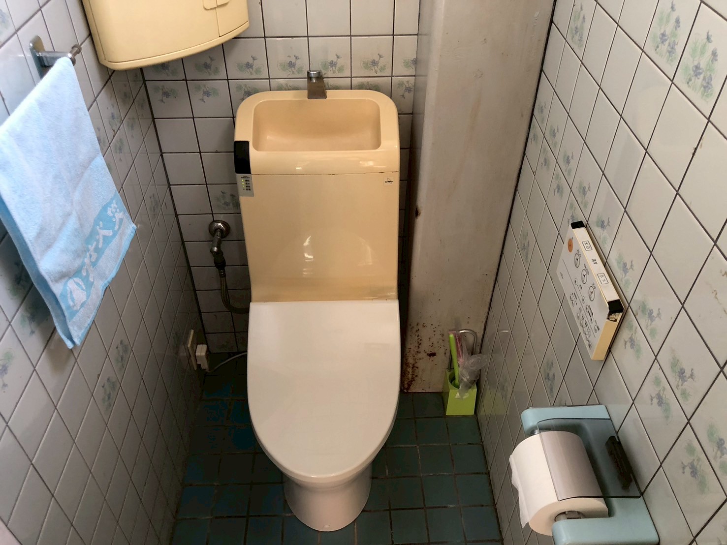 今回は京都市上京区のお客様より「ウオシュレットは壊れた」とのことでトイレ交換のご依頼を頂きました♪TOTO ピュアレストQR リモデル 手洗い付き+Panasonic ビューティ・トワレ貯湯式CS232BM+SH233BA+CH951S トイレ交換工事 【京都市上京区】