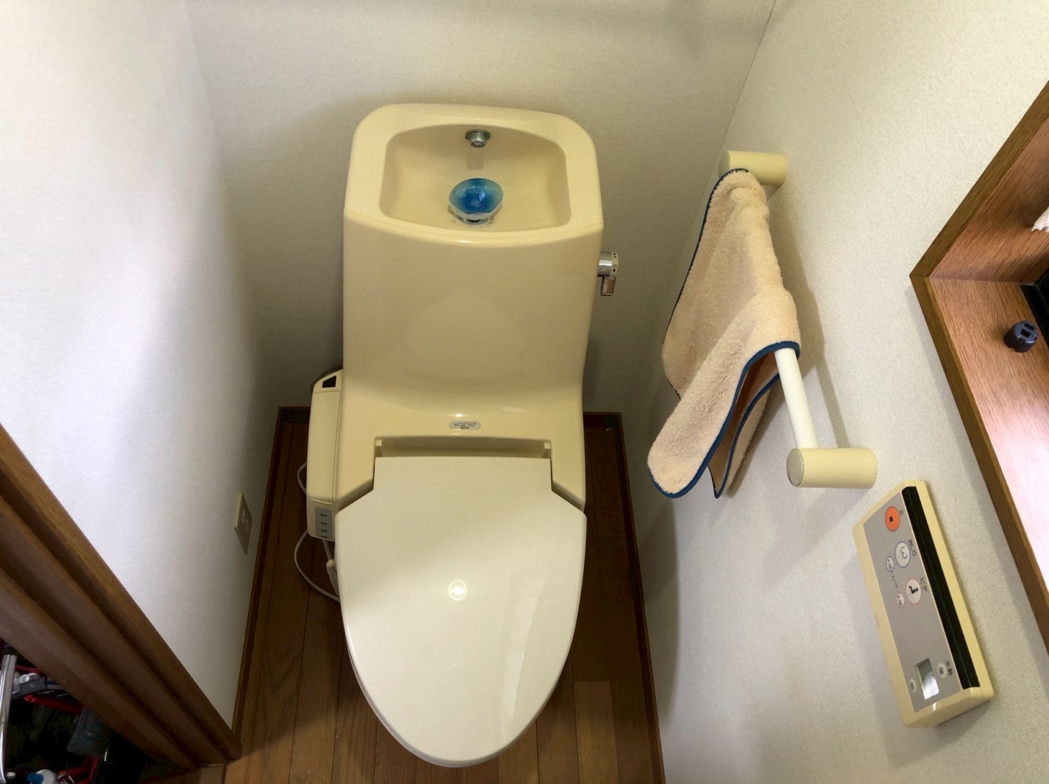 トイレ交換工事 TOTO ピュアレストQR 手洗付き + アプリコットF1A オート洗浄あり CS232B+ SH233BA +TCF4714AK【京都市北区】