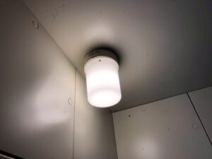 今回は京都市右京区のお客様より野菜室照明器具交換のご依頼を頂きました😊パナソニック 天井直付型・壁直付型　LED（電球色）LGW85013K