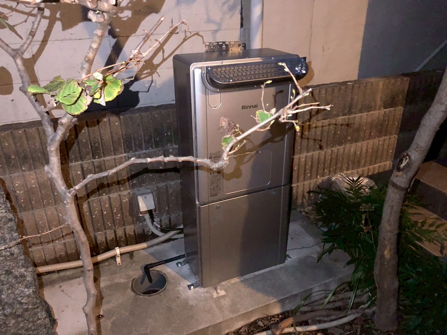 エネファーム撤去及びガス給湯器設置工事 リンナイ 24号 ガス給湯器暖房用熱源機 エコジョーズ RVD-E2405AW2-1(C)【京都市北区】