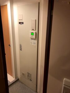 今回は京都市北区の不動産管理会社様より電気温水器交換のご依頼を頂きました😊三菱電機 電気温水器  給湯専用タイプ 角形   SRG-201G