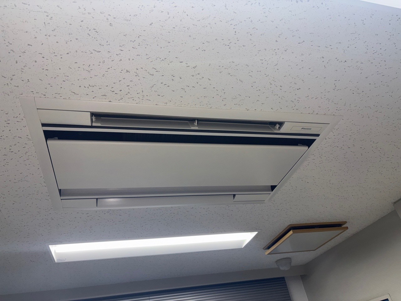 天井カセット形 2方向分解洗浄【京都市北区の法人様より】