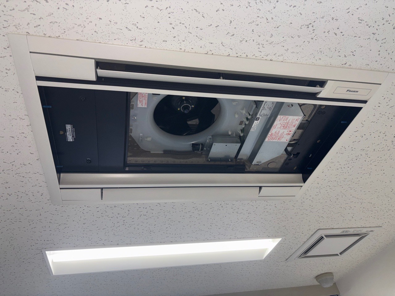 天井カセット形 2方向分解洗浄【京都市北区の法人様より】