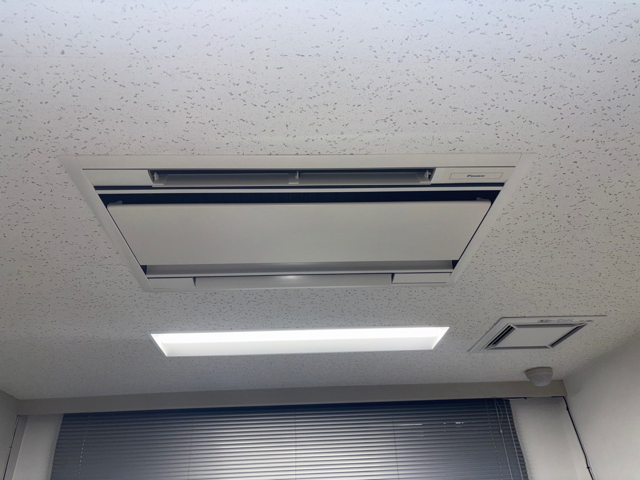 天井カセット形 2方向分解洗浄【京都市北区の法人様より】