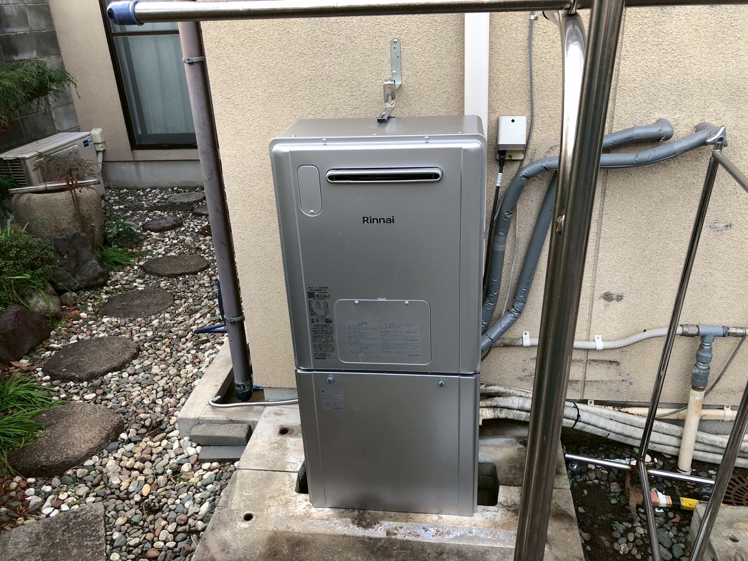 エネファームからガス給湯器交換工事 リンナイ ガスふろ給湯暖房用熱源機 ２４号 フルオートタイプ RVD-E2405AW2-1(C)【京都市上京区】