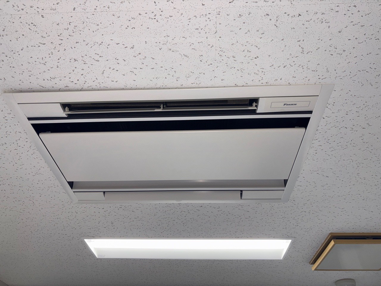 天井カセット形 2方向分解洗浄【京都市北区の法人様より】