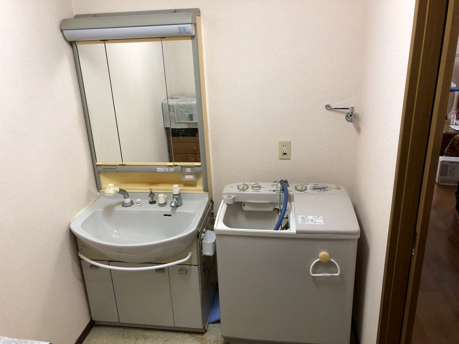 ＴＯＴＯ　洗面化粧台交換工事 Ｖシリーズ　７５ｃｍ　１面鏡・両扉収納LMPB075A1GDC1G + LDPB075BAGEN2A【京都市左京区】