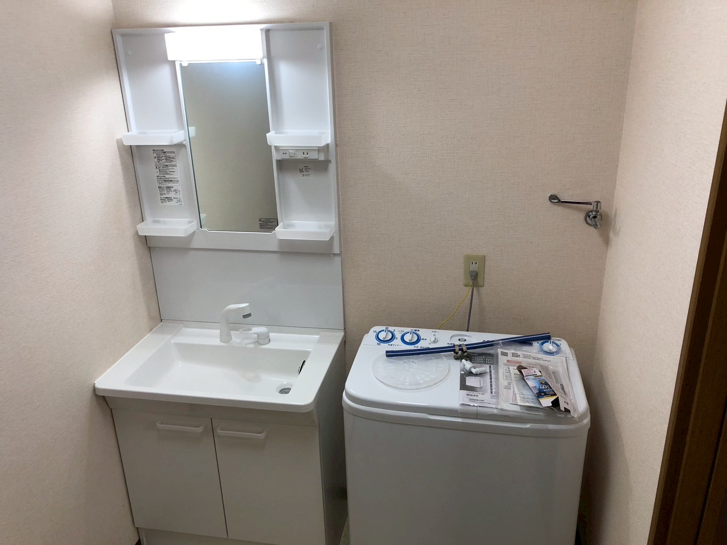 ＴＯＴＯ　洗面化粧台交換工事 Ｖシリーズ　７５ｃｍ　１面鏡・両扉収納LMPB075A1GDC1G + LDPB075BAGEN2A【京都市左京区】