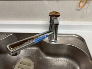 今回は京都市北区紫竹のお客様より台所水栓交換のご依頼を頂きました😊リクシル 節湯水栓 SF-WM420SYX(JW)