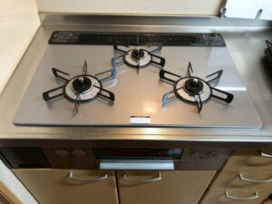 今回は京都市北区のお客様より  「火は点くがしばらくしたら消える 年数が経っているので交換も考えている」  ガスコンロ交換のご依頼を頂きました😊
