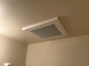 今回は京都市左京区のマンション管理会社様より浴室換気扇が動かなくなったとのことで交換工事交換のご依頼を頂きました😊