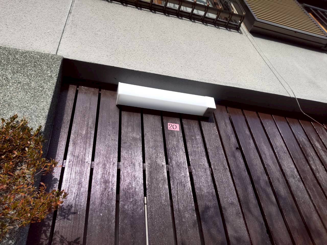 パナソニック 壁直付型 LED(昼白色) ウォールライト ステンレス製 防雨型 NNFS21851C LE9 防犯灯交換工事【京都市左京区】