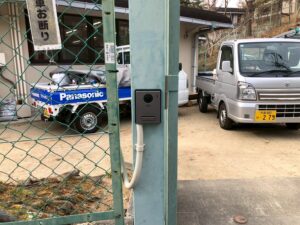 今回は京都市北区の法人のお客様よりインターフォン交換のご依頼を頂きました😊パナソニックモニター付きインターホン　玄関子機３台+モニター親機1台 VL-SVE710KF  1台