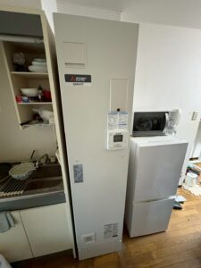今回は京都市左京区のマンションオーナー様より電気温水器交換のご依頼を頂きました😊三菱電機 電気温水器 [本体]給湯専用タイプ 角形 SRG-151G　 定