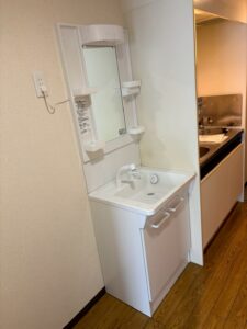 今回は京都市北区のマンションオーナー様より洗面化粧台新規設置のご依頼を頂きました😊ＴＯＴＯ Ｖシリーズ 一面鏡 両扉収納 間口600 高さ1800 ｍｍ 洗面化粧台 LMPB060B1GDC1G+LDPB060BAGEN2A