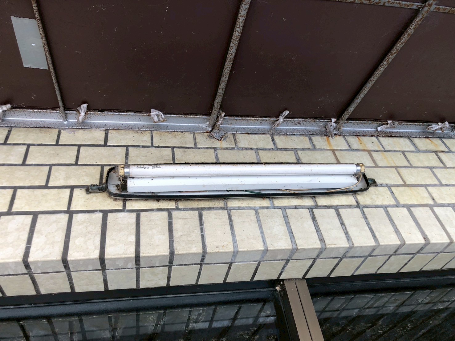 玄関蛍光灯からLED器具へ交換 三菱電機 EL-LHV42300＋ EL-LU44043NAHTN　【京都市上京区】