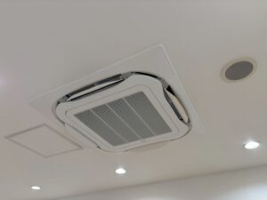 今回は京都市北区の病院のお客さまより待合室のハウジングエアコン交換のご依頼を頂きました✨