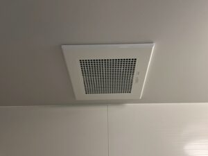 今回は京都市北区のお客様よりトイレ換気扇交換のご依頼を頂きました😊三菱電機  換気扇VD-13ZSC14 　