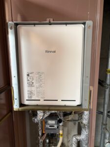 今回は京都市上京区のお客様よりガス給湯器交換のご依頼を頂きました😊Rinnai ガス給湯器 PS扉内上方排気型 RUF-A2405SAU(C)