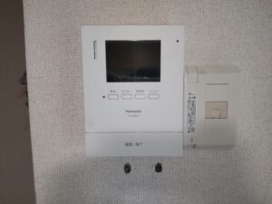 今回は京都市北区のお客様よりドアフォン交換のご依頼を頂きました😊パナソニック テレビドアホン VL-SE31KL モニター付きインターホン